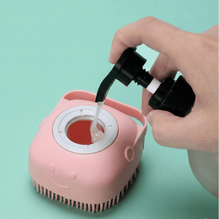 Primo piano della spazzola per lavare i cani