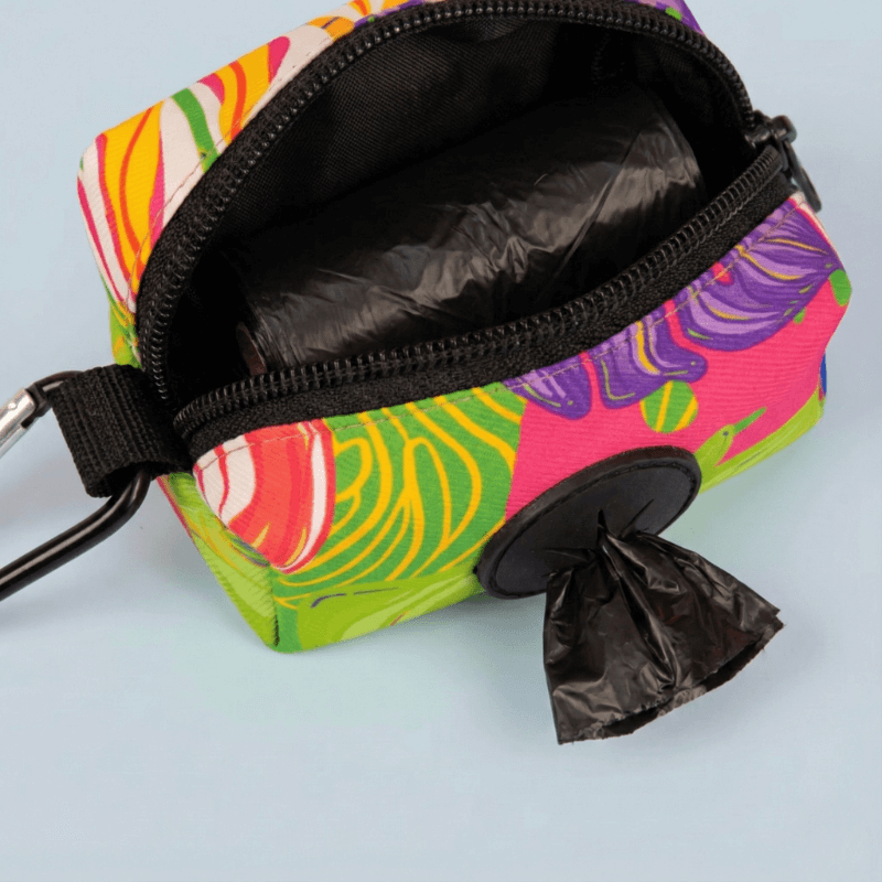 vista interna del porta sacchetti con rotolo di sacchetti di plastica bio