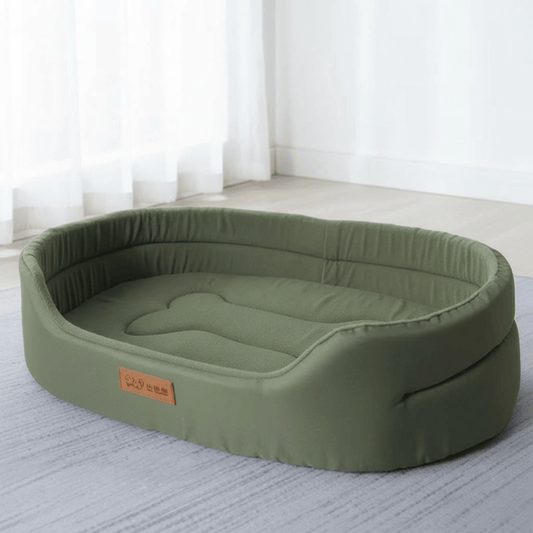 Vista laterale del divanetto letto per cani posizionato in soggiorno