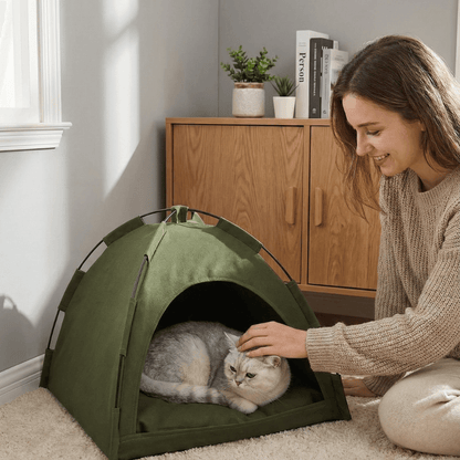 Donna che accarezza il gatto che dorme nella tenda